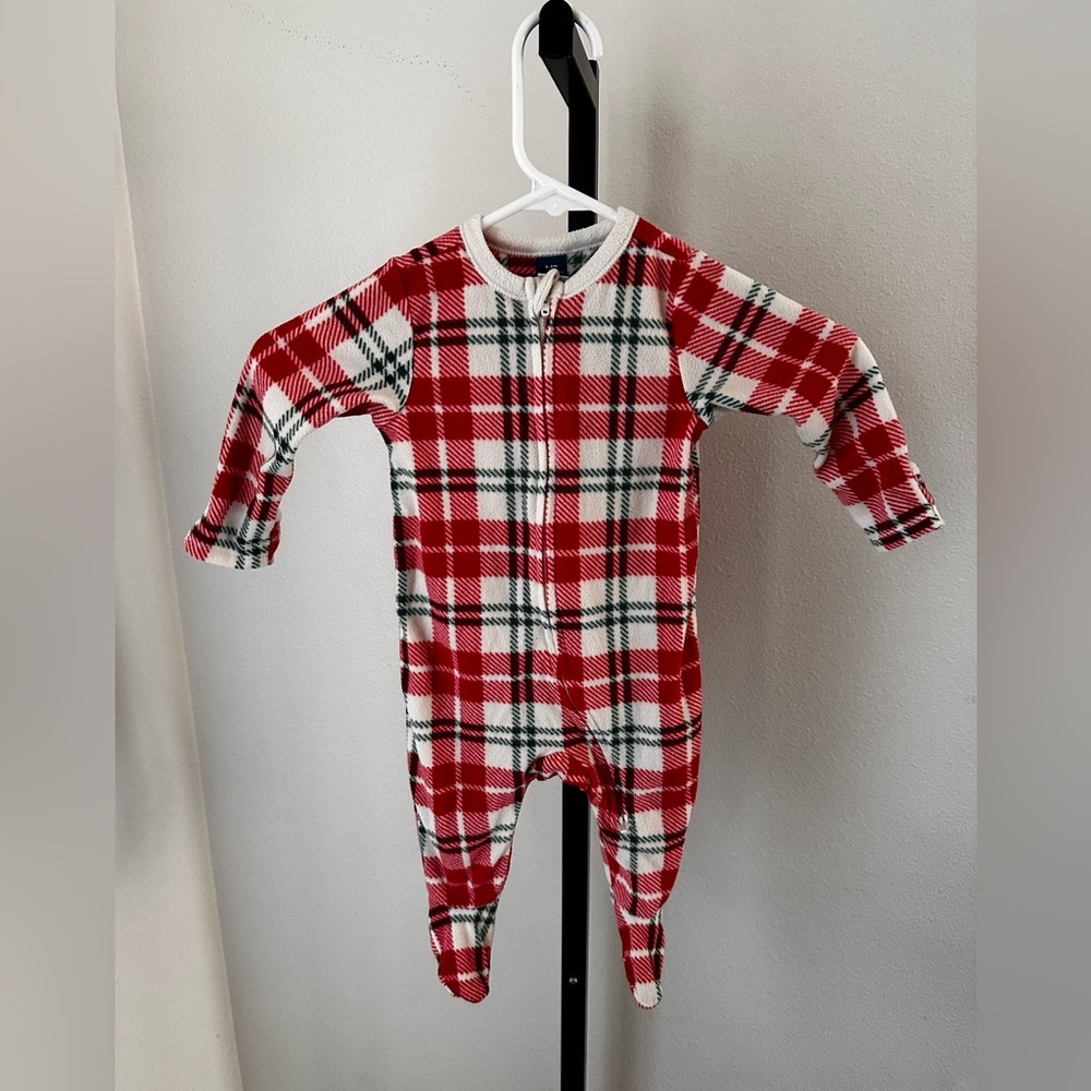 Old navy 6-9 months fleece footsie